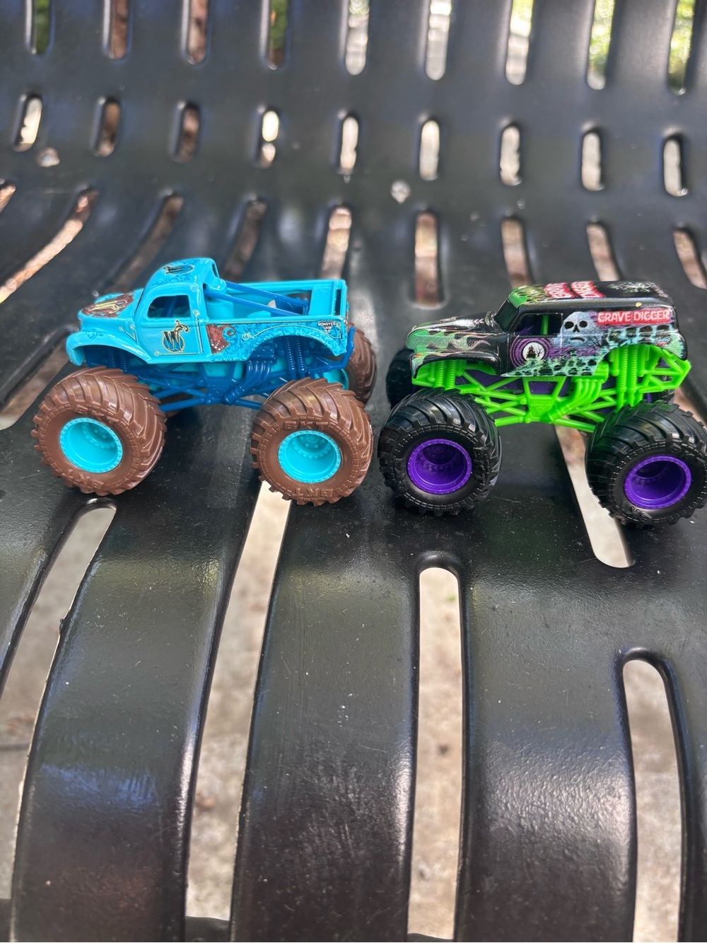 Hot Wheels Monster Jam Grave Digger METAL BASE & Son-Uva Digger MUD Lot 2 cars